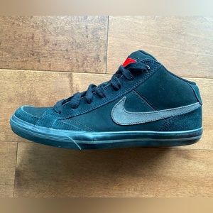 NIKE CAPRI II MID